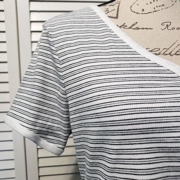 Self Esteem Top Misses Size XL Black and White Stripe Button Front Short V-Neck - Picture 3 of 10